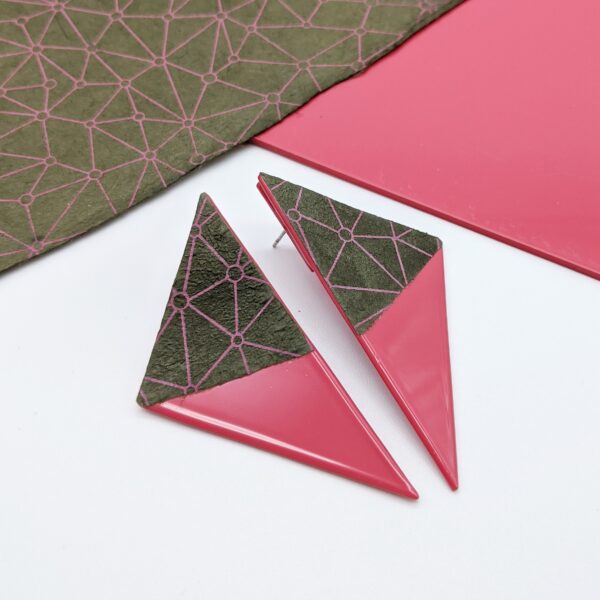 Los Pendientes Triangle acetato color rosa y negro hechos a mano